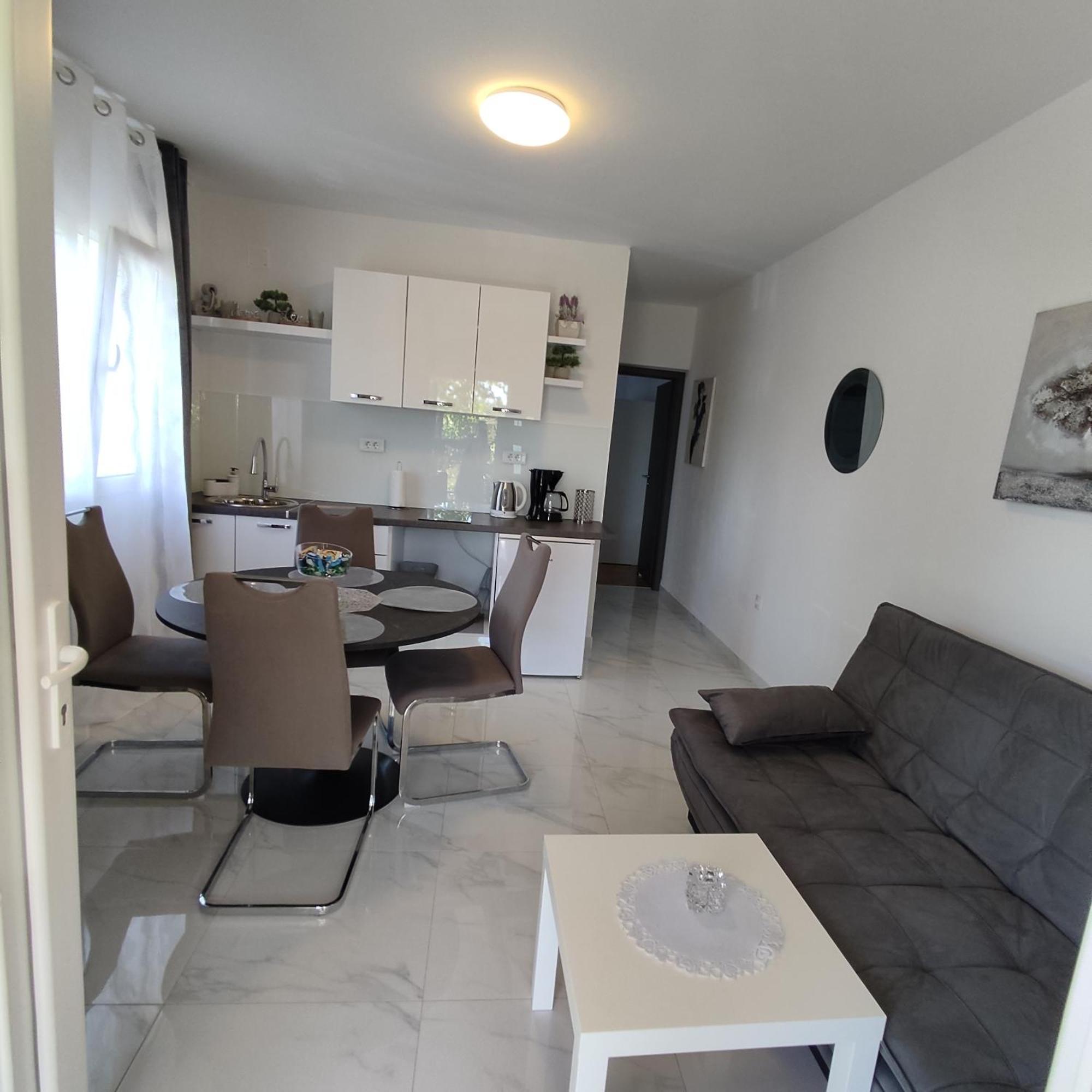 Sun House Apartament *